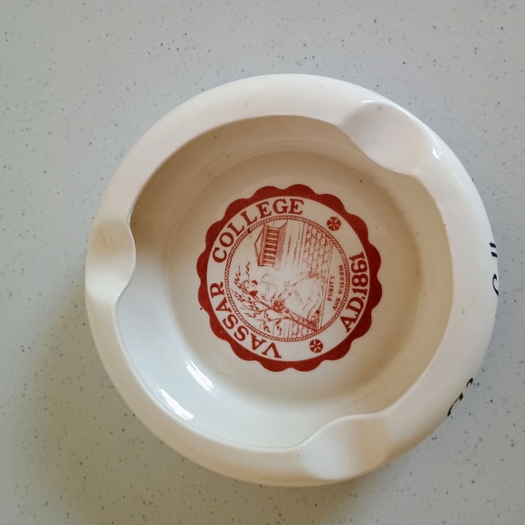1960s vintage Vassar College logo ceramic ashtray cream and red - Picture 4 of 11